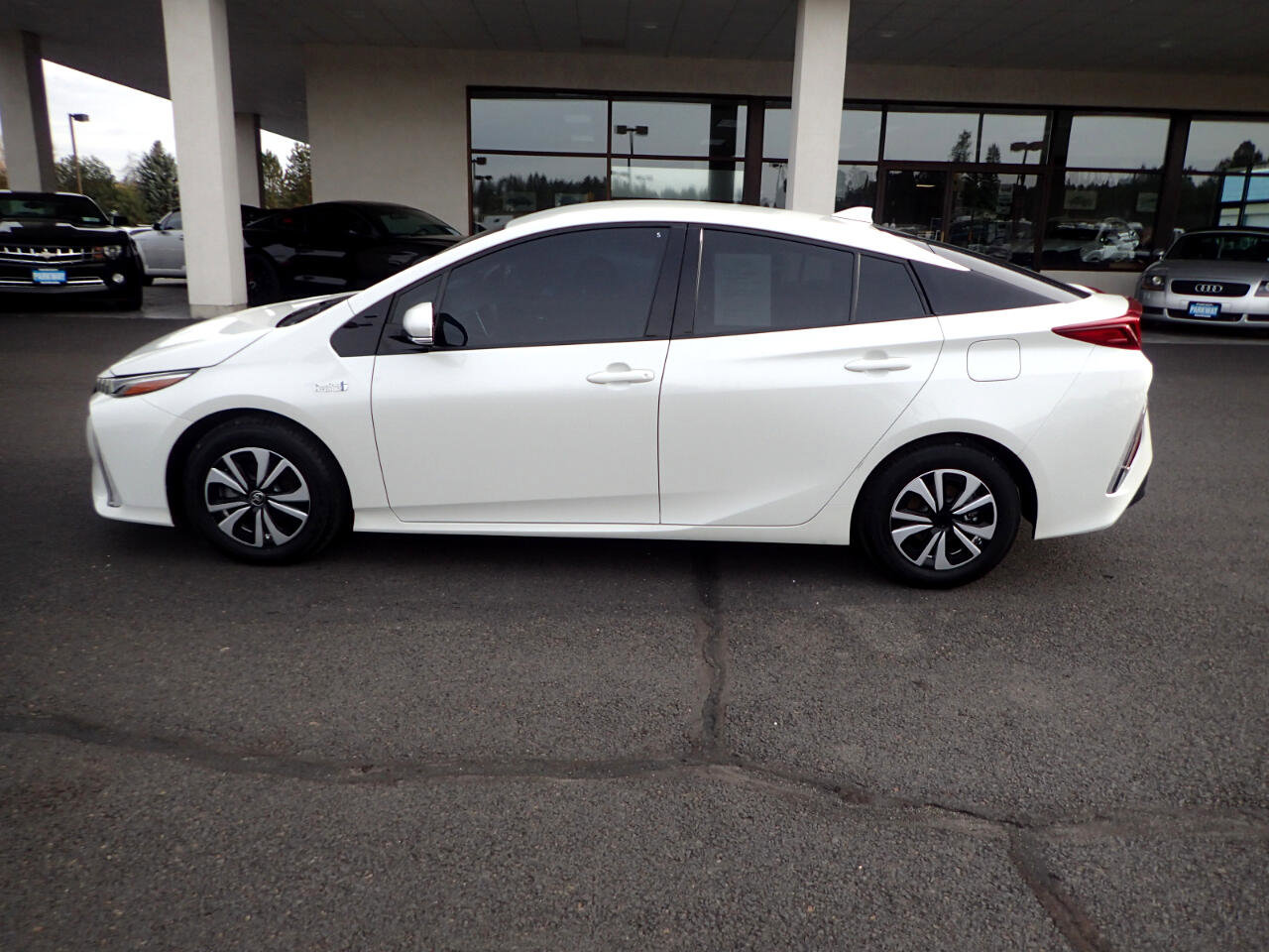 Used 2018 Toyota Prius Prime Plus w/ Carpet Mat Package FWD image 2