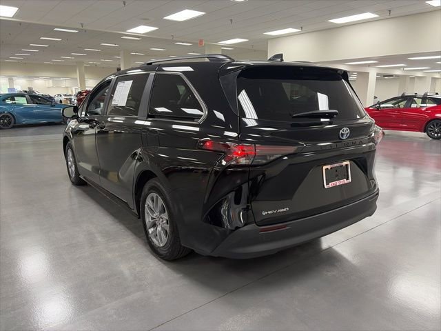 Certified 2025 Toyota Sienna LE image 5
