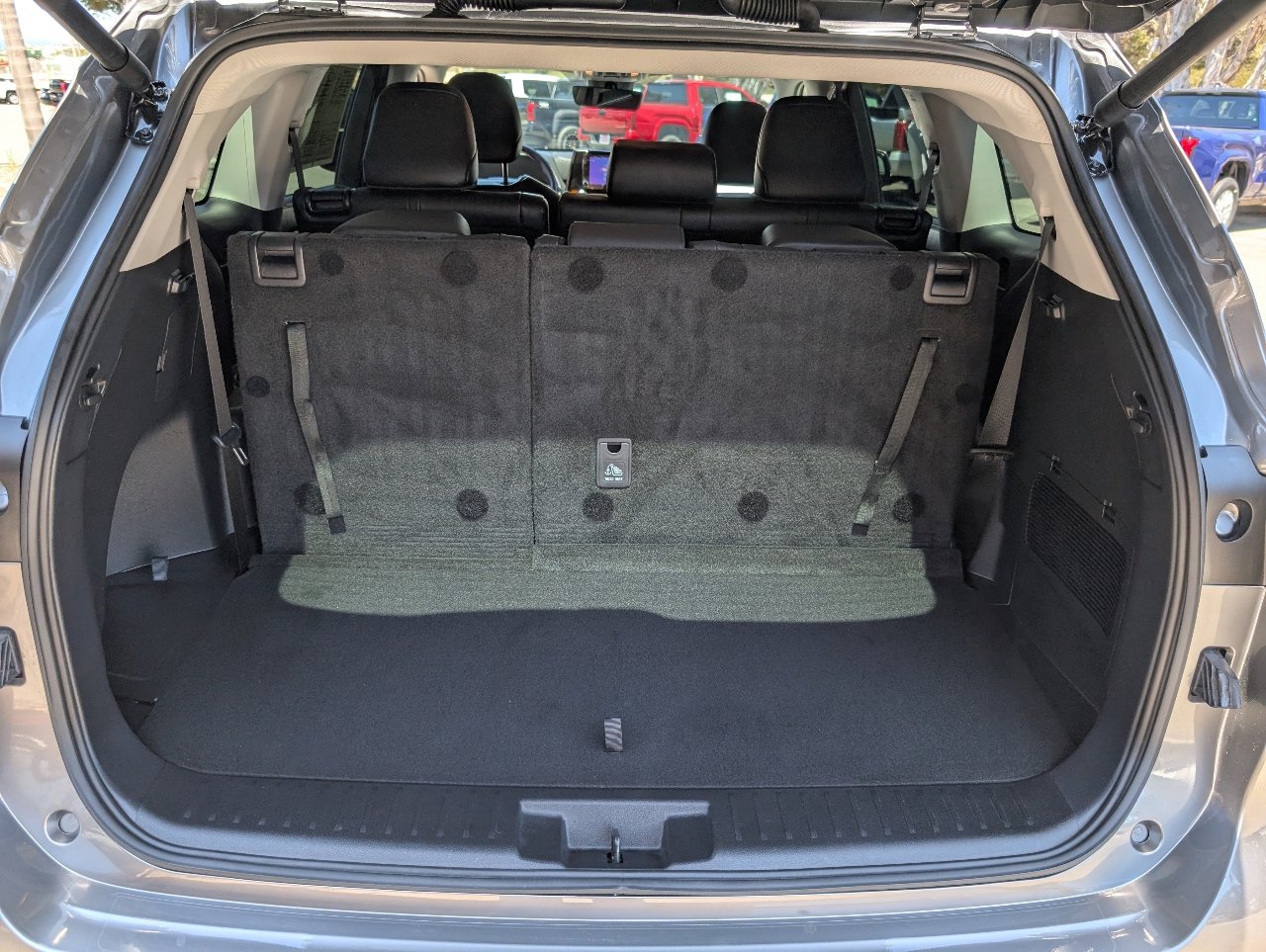 Used 2025 Toyota Highlander XLE image 10