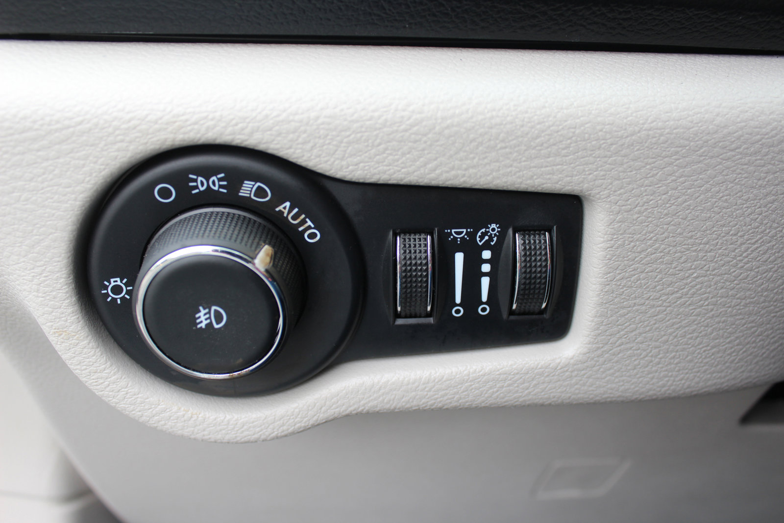 Used 2024 Chrysler Pacifica Select image 32