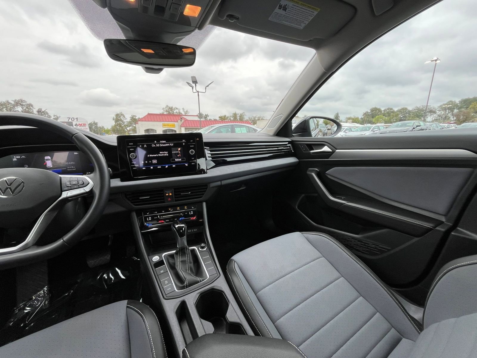 Used 2025 Volkswagen Jetta SE image 34