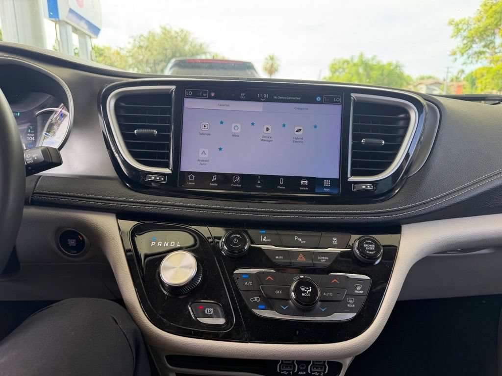 Used 2024 Chrysler Pacifica Limited FWD image 9