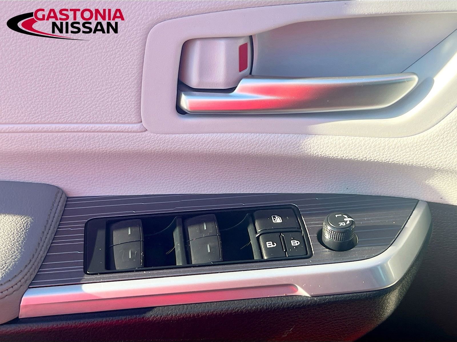 Used 2025 Toyota Sienna XLE image 23