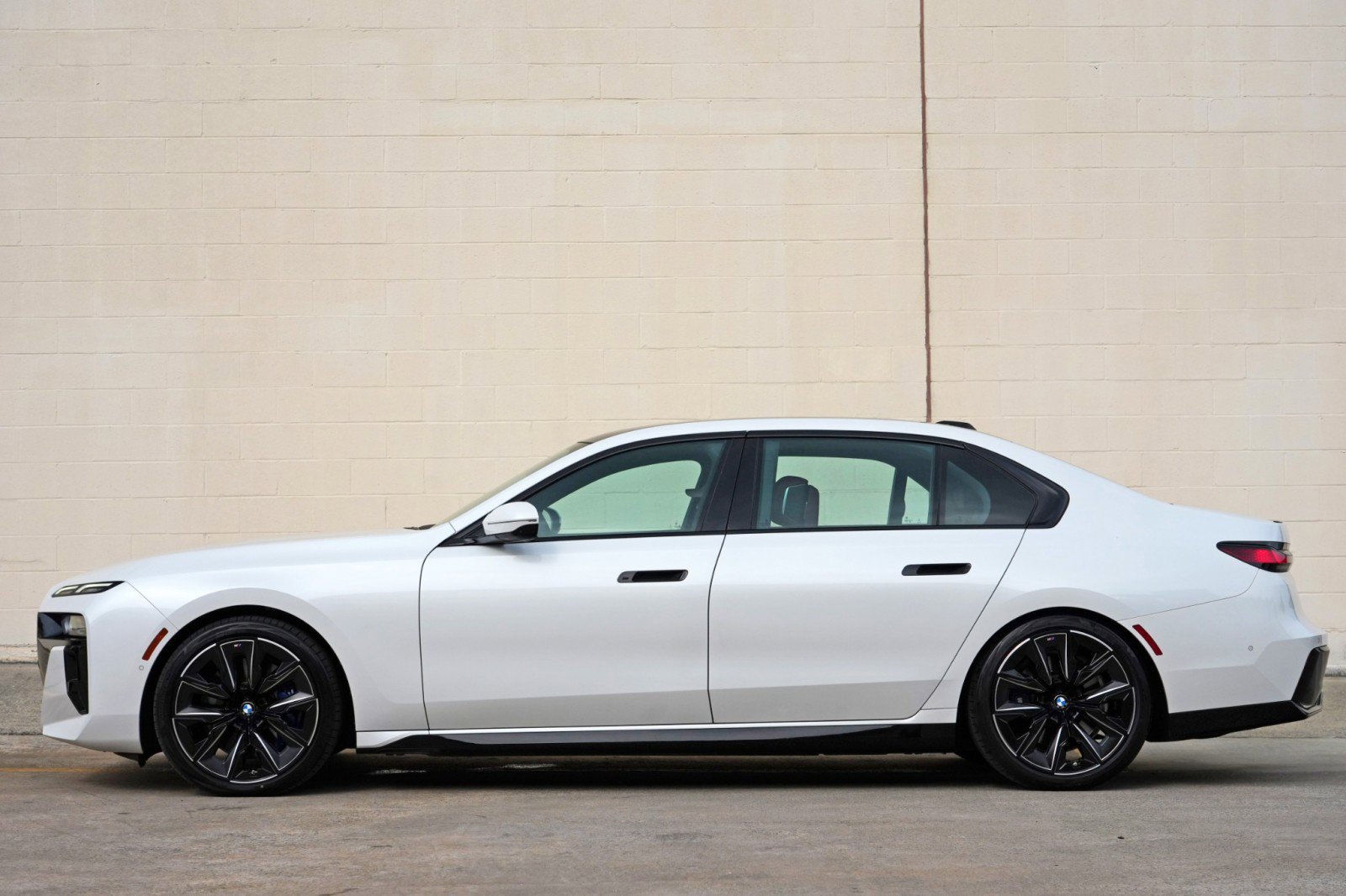 Used 2023 BMW 740i w/ Parking Assistance Package RWD image 9