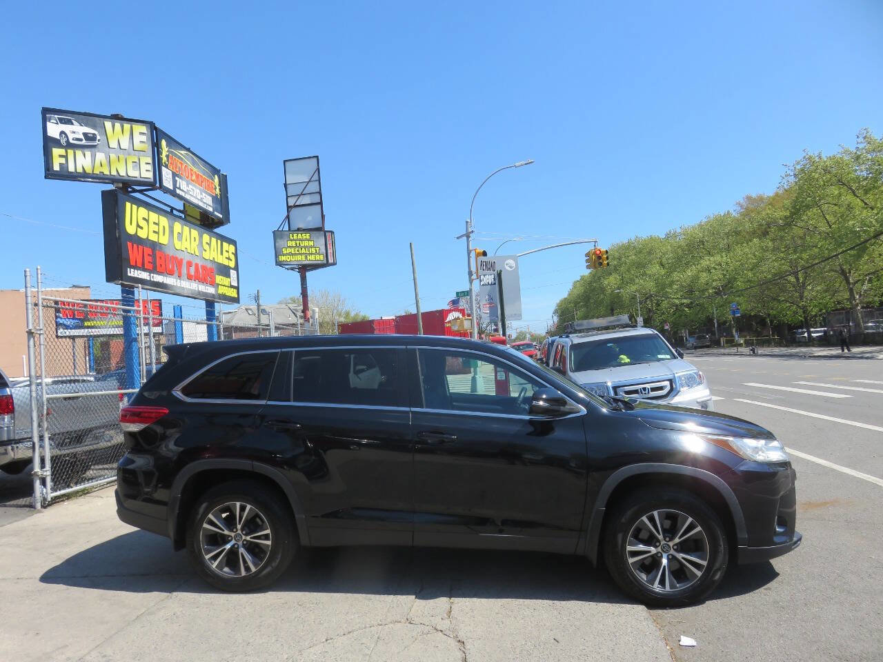 Used 2019 Toyota Highlander LE AWD/4WD image 9