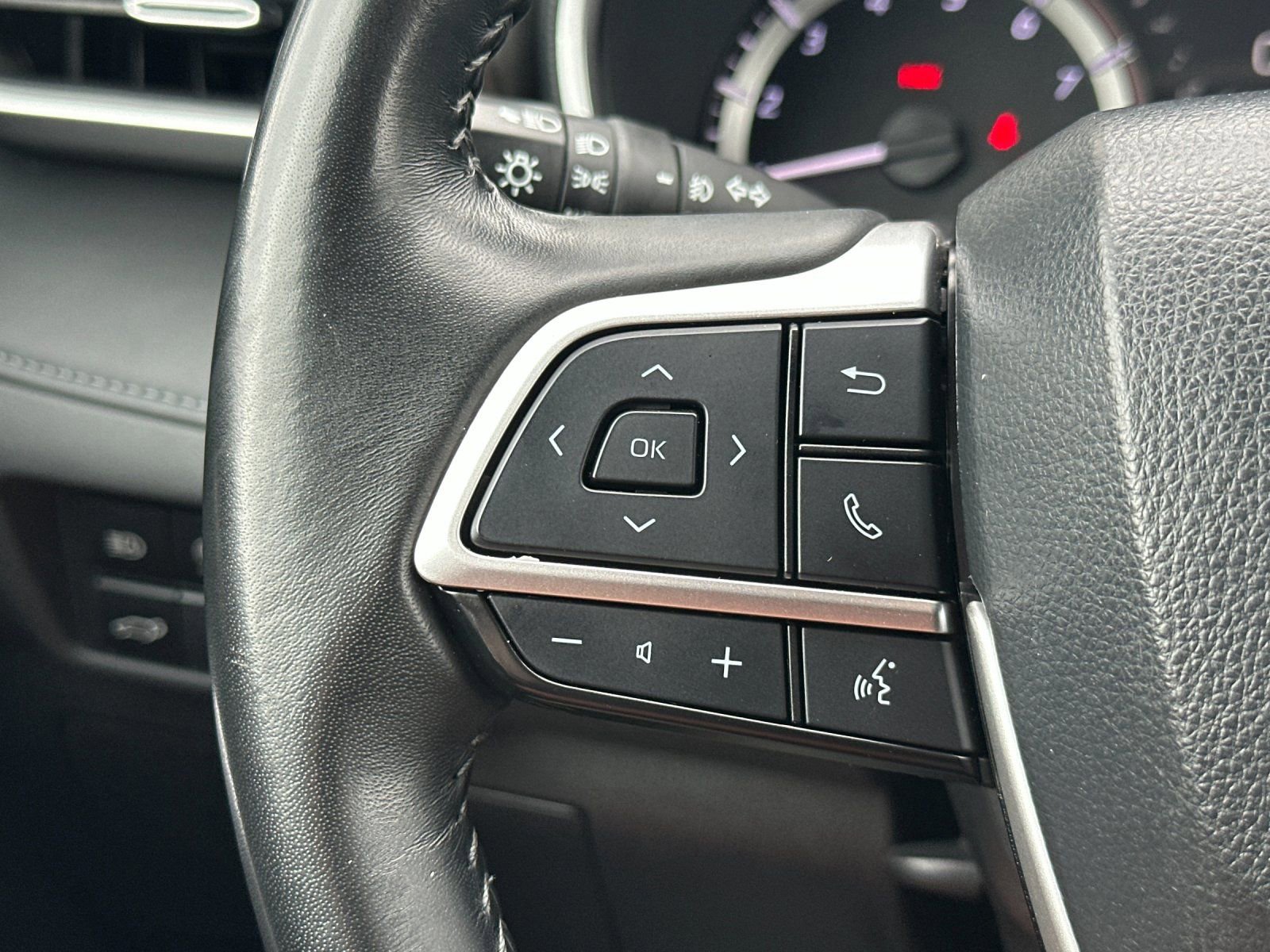 Used 2023 Toyota Highlander XLE image 28