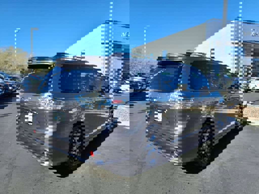 Used 2016 Toyota Sienna L image 12