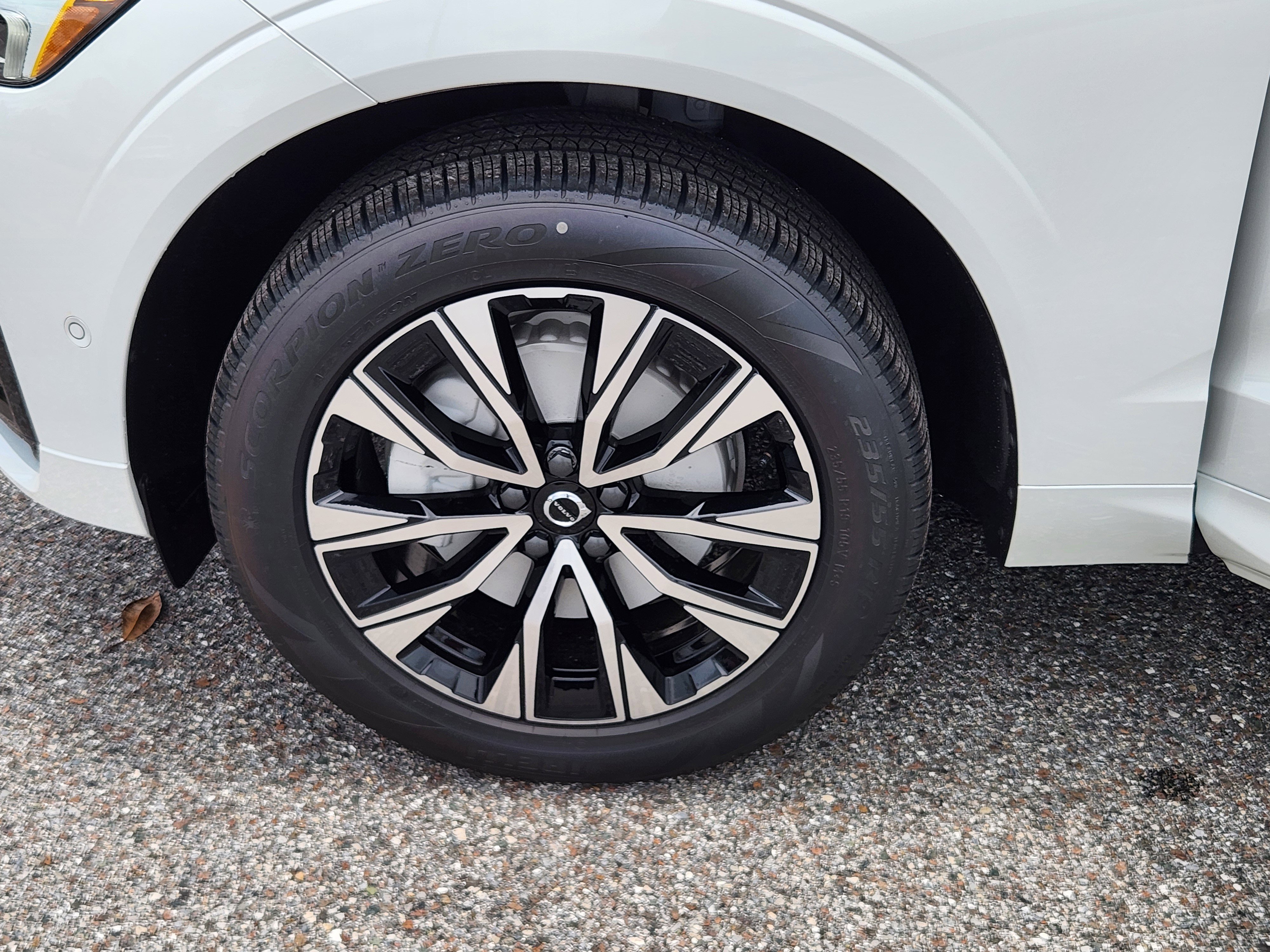 New 2025 Volvo XC60 B5 Plus w/ Protection Package Premier image 36