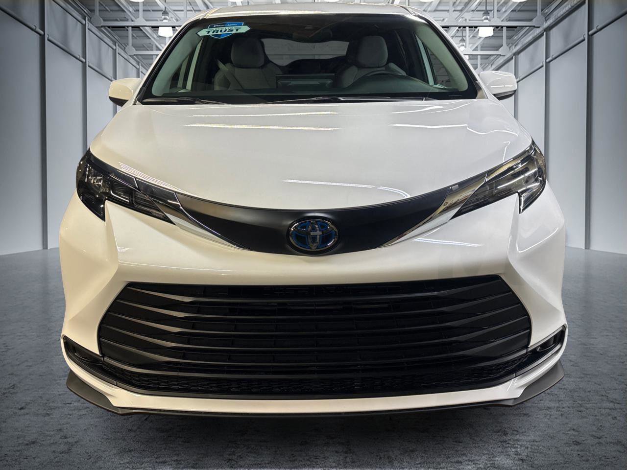 Used 2025 Toyota Sienna LE image 2
