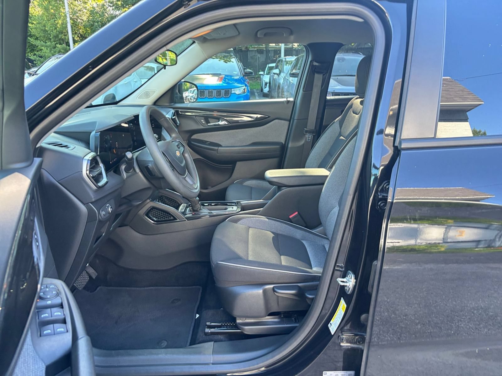 Used 2025 Chevrolet TrailBlazer LT AWD/4WD image 25