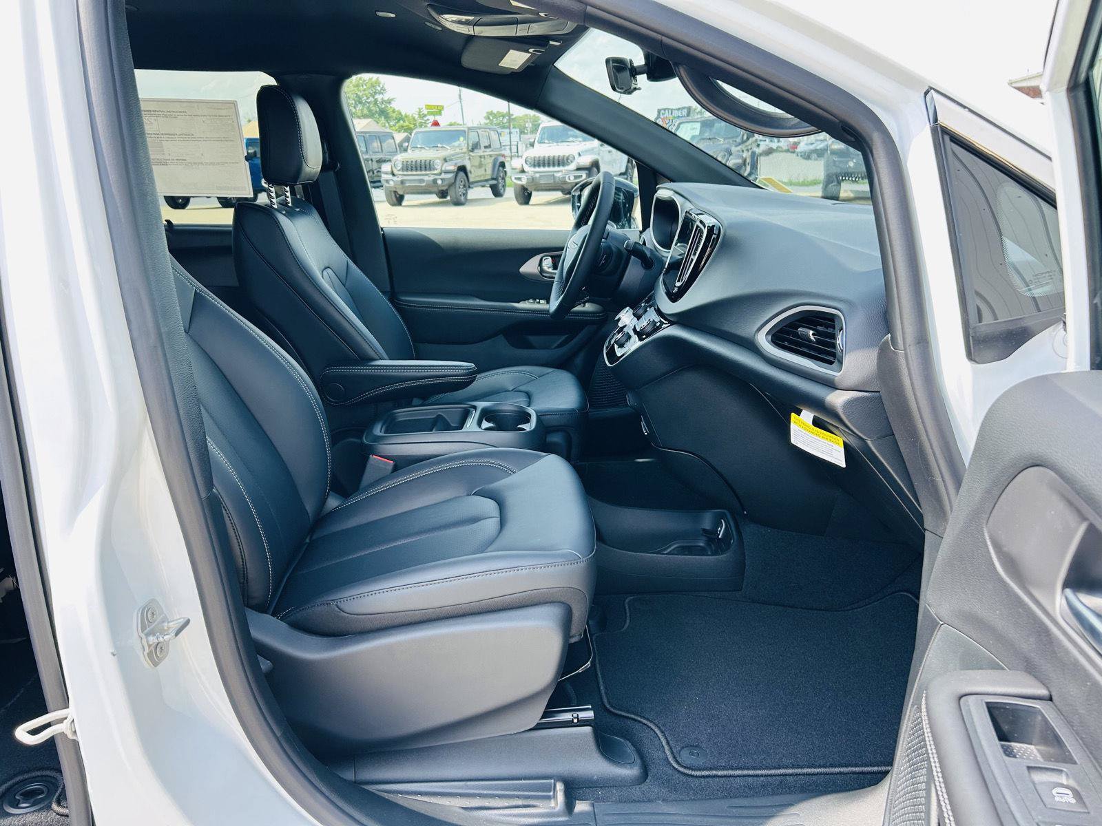 New 2027 Chrysler Pacifica LX FWD image 33