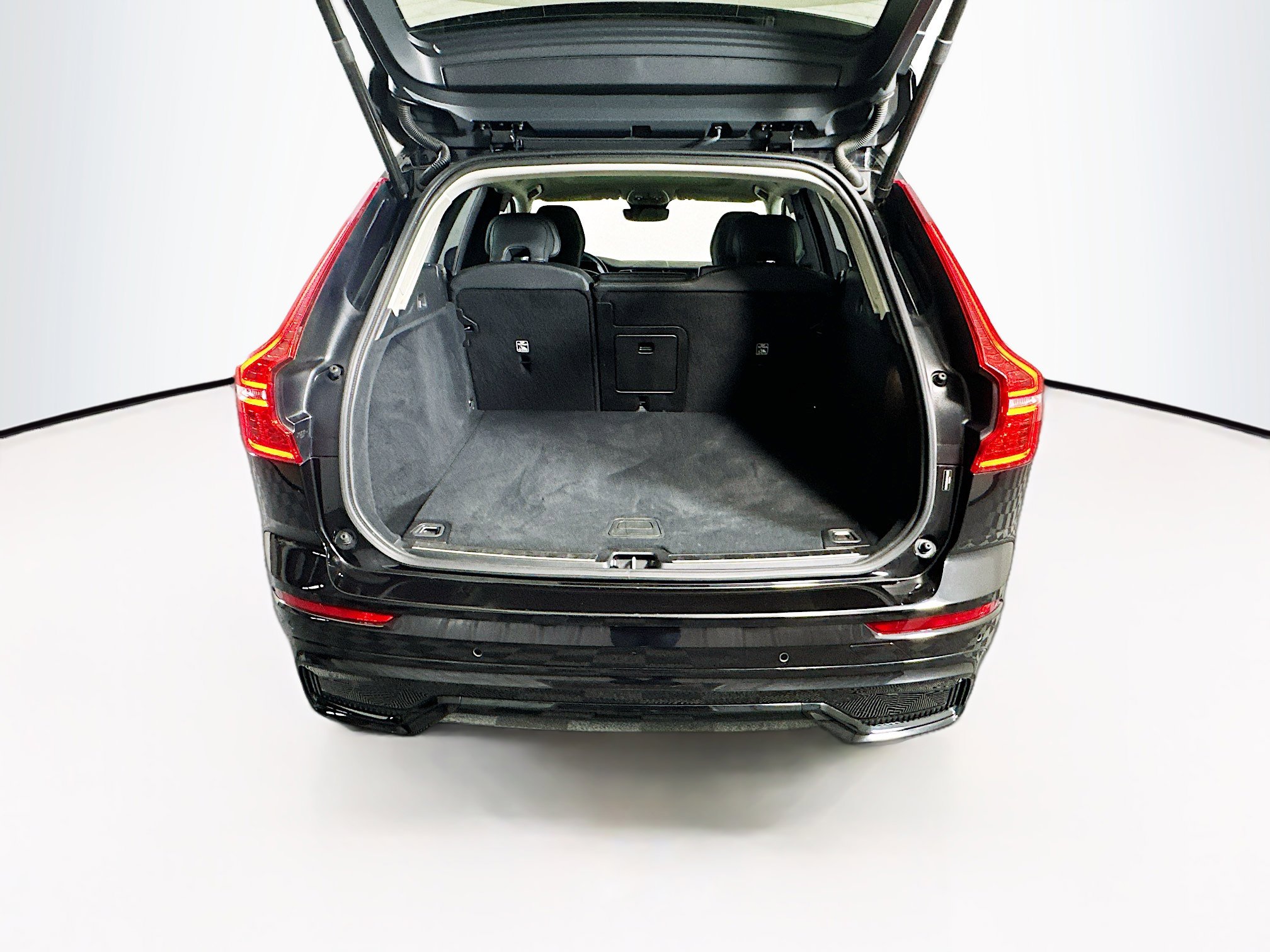 Used 2025 Volvo XC60 B5 Plus w/ Climate Package image 30