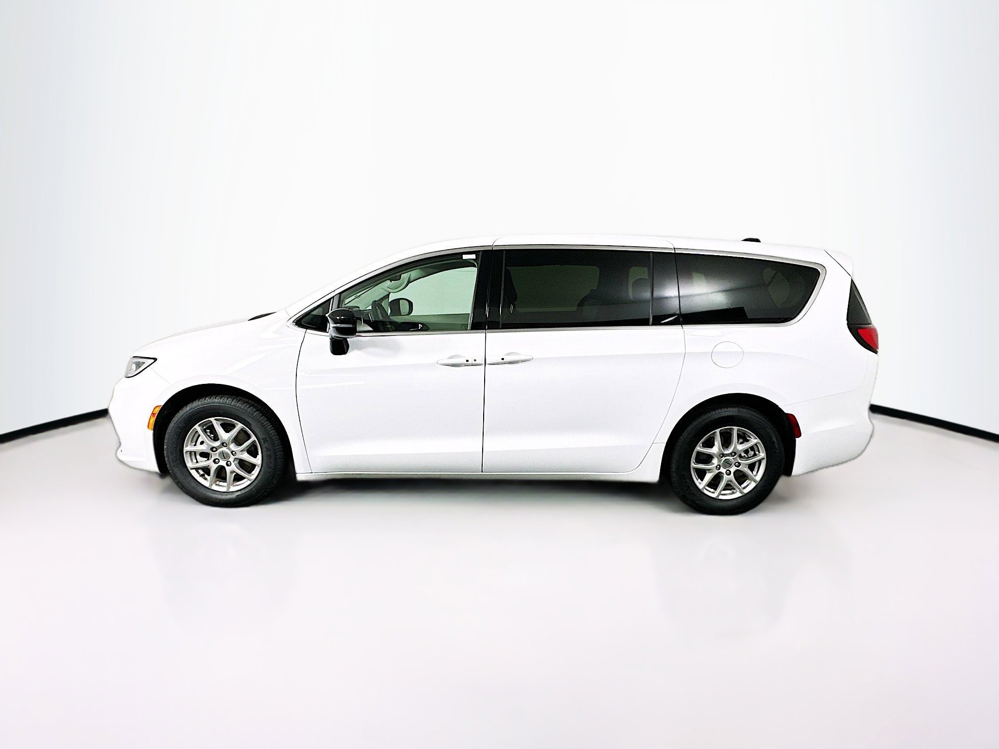 Used 2024 Chrysler Pacifica Touring-L FWD image 4