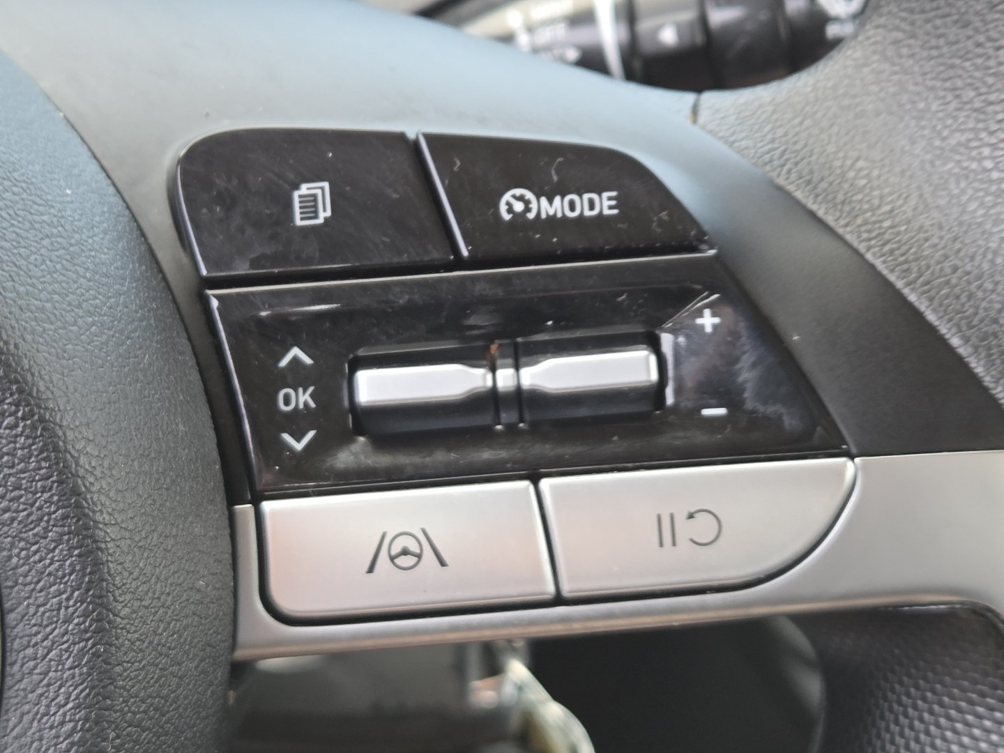 Used 2021 Hyundai Elantra SE FWD image 7
