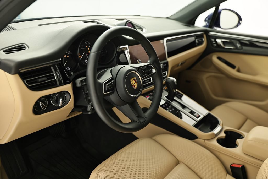 Certified 2026 Porsche Macan AWD/4WD image 4