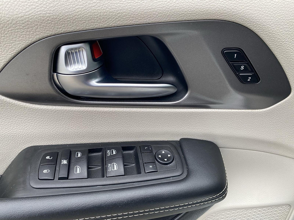 Used 2023 Chrysler Pacifica Touring-L FWD image 23