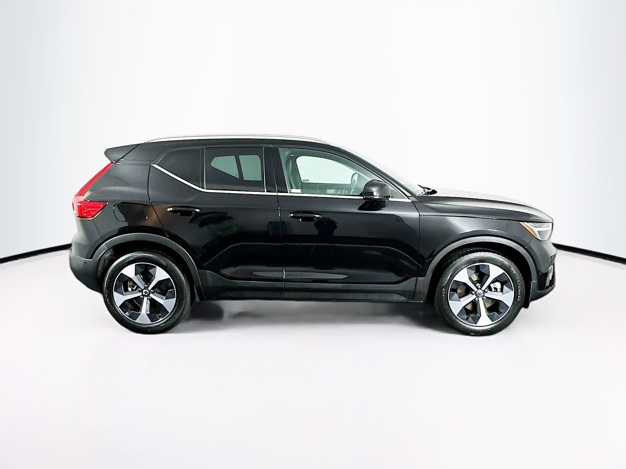 Used 2025 Volvo XC40 B5 Plus image 10