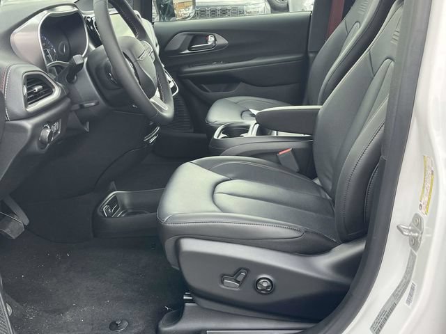New 2027 Chrysler Pacifica Select FWD image 10