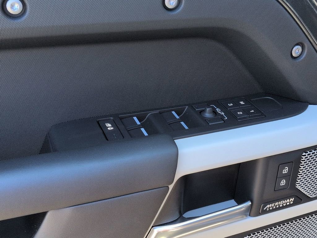 Used 2023 Land Rover Defender 130 SE image 14