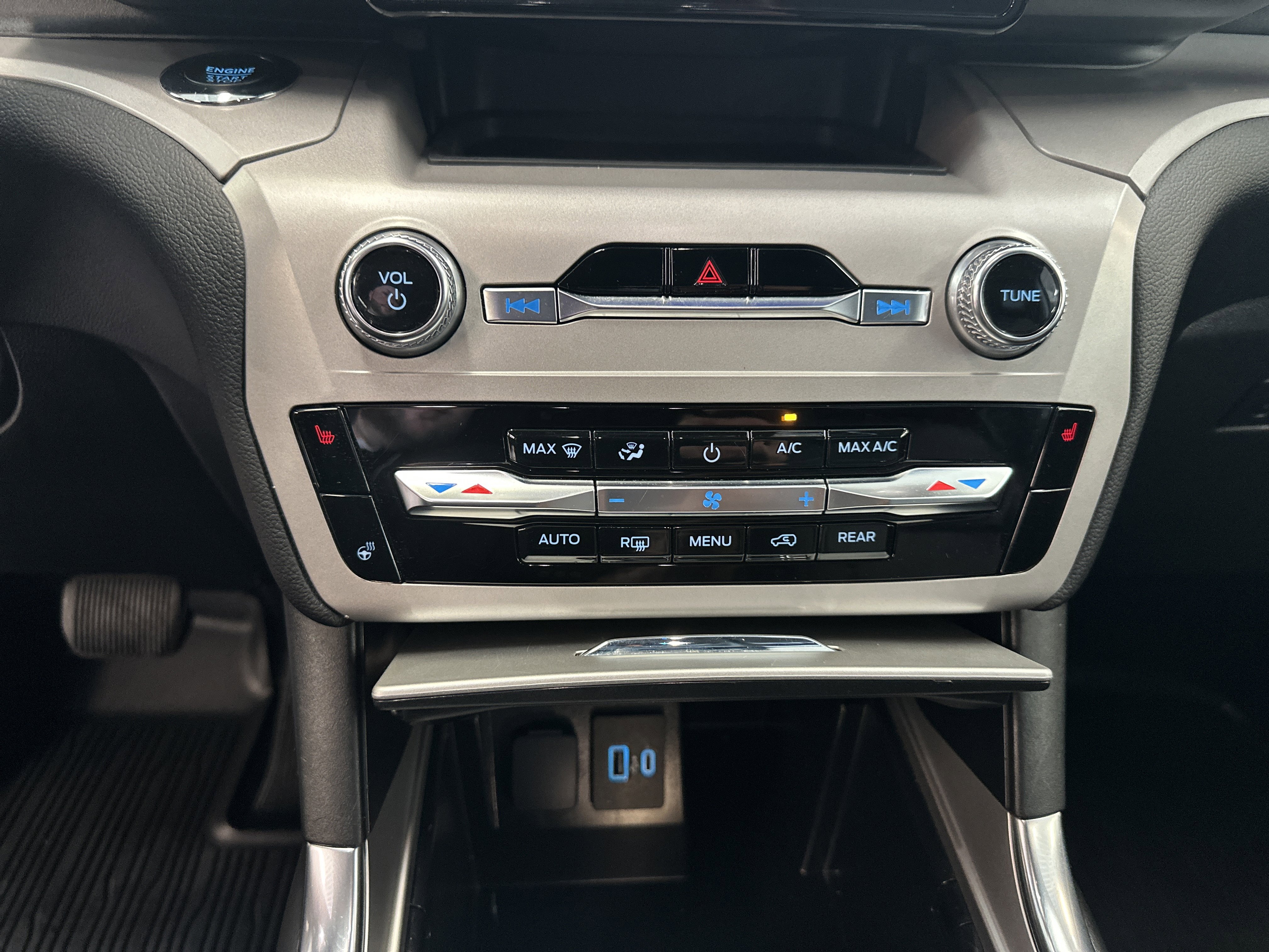 Used 2023 Ford Explorer XLT w/ Equipment Group 202A image 32