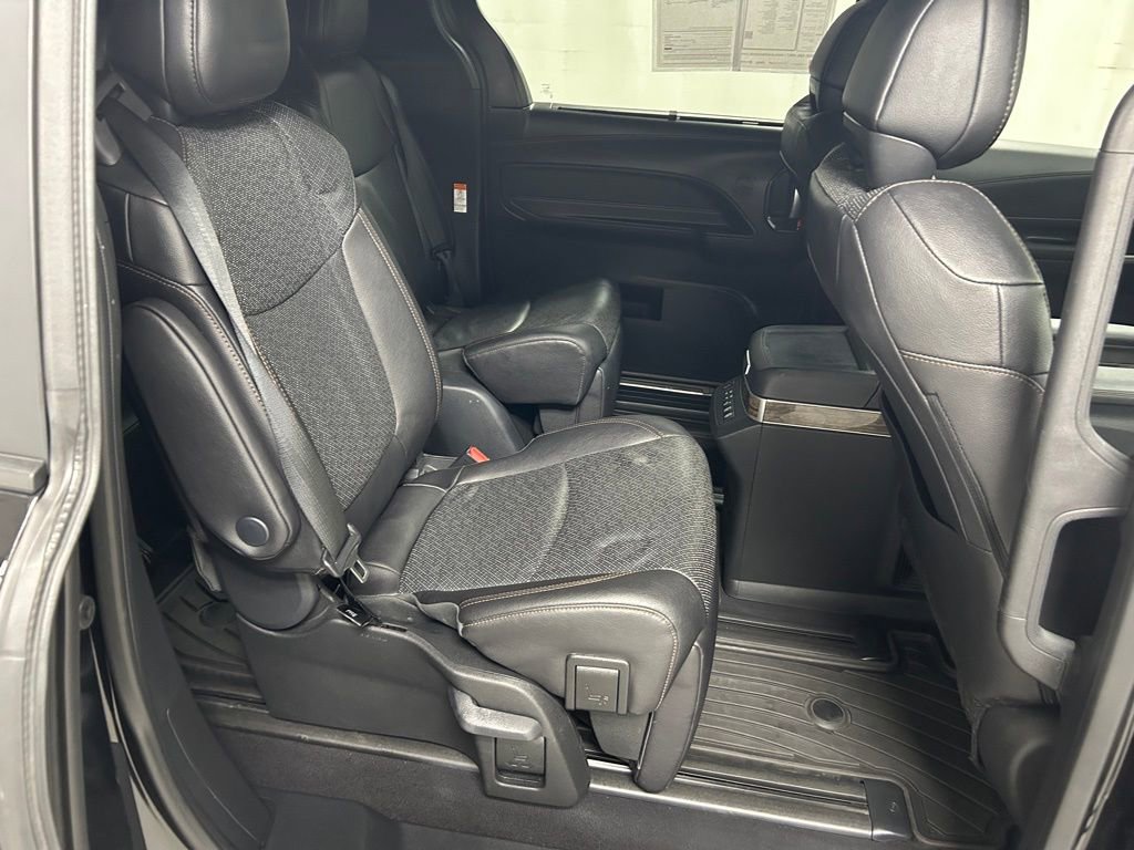 Used 2025 Toyota Sienna Platinum AWD/4WD image 14