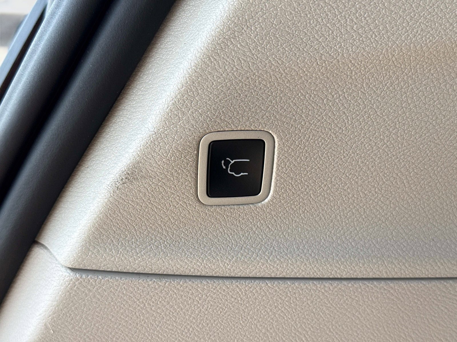 Used 2023 Chrysler Voyager LX FWD image 13