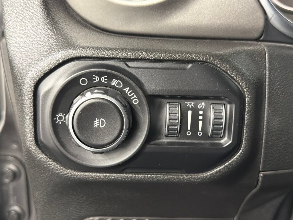 Used 2019 Jeep Wrangler Unlimited Sahara AWD/4WD image 26