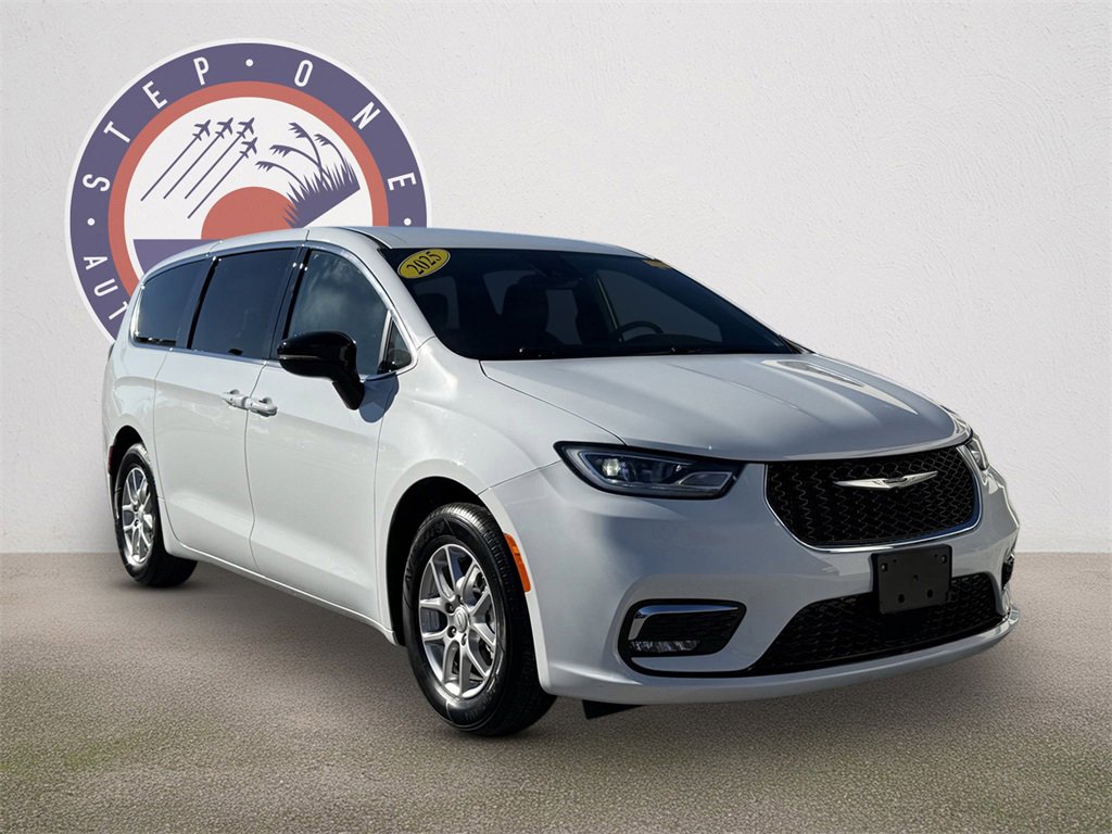 Used 2025 Chrysler Pacifica Select image 2