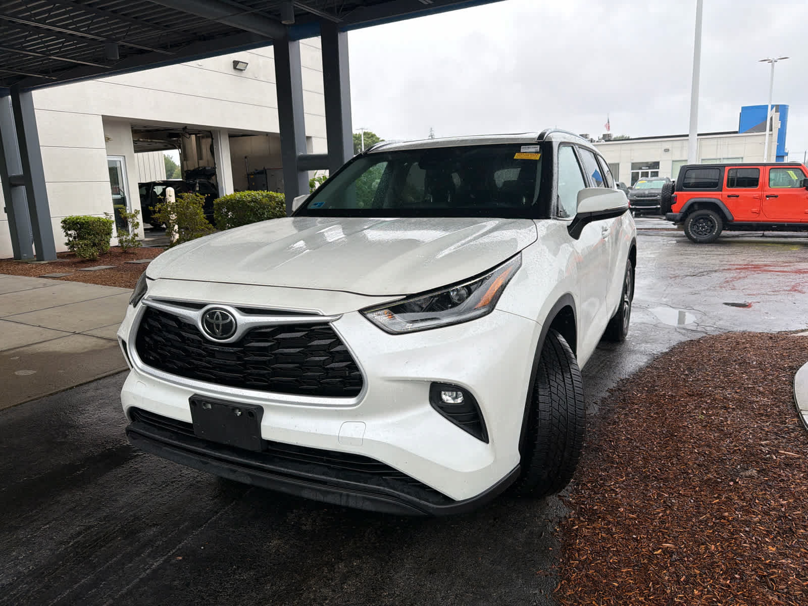 Used 2021 Toyota Highlander XLE AWD/4WD image 7