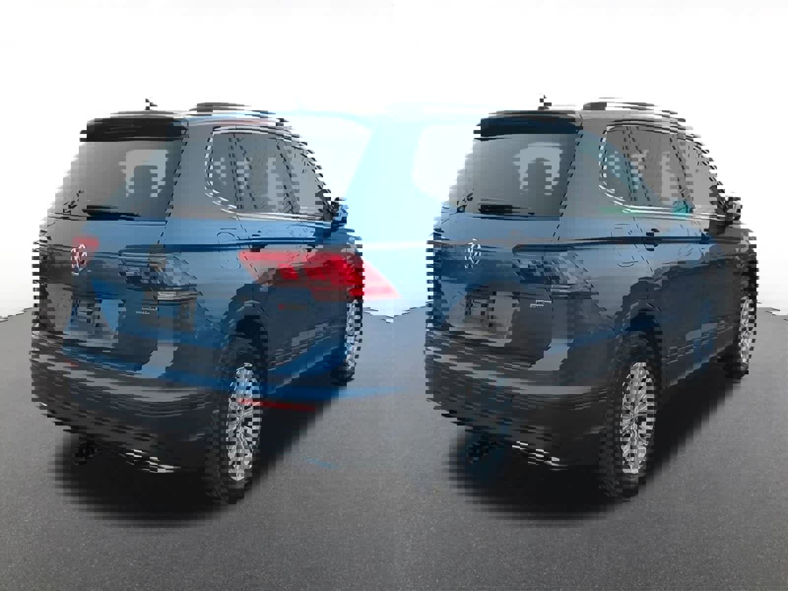 Used 2019 Volkswagen Tiguan SE w/ Panoramic Sunroof Package image 6