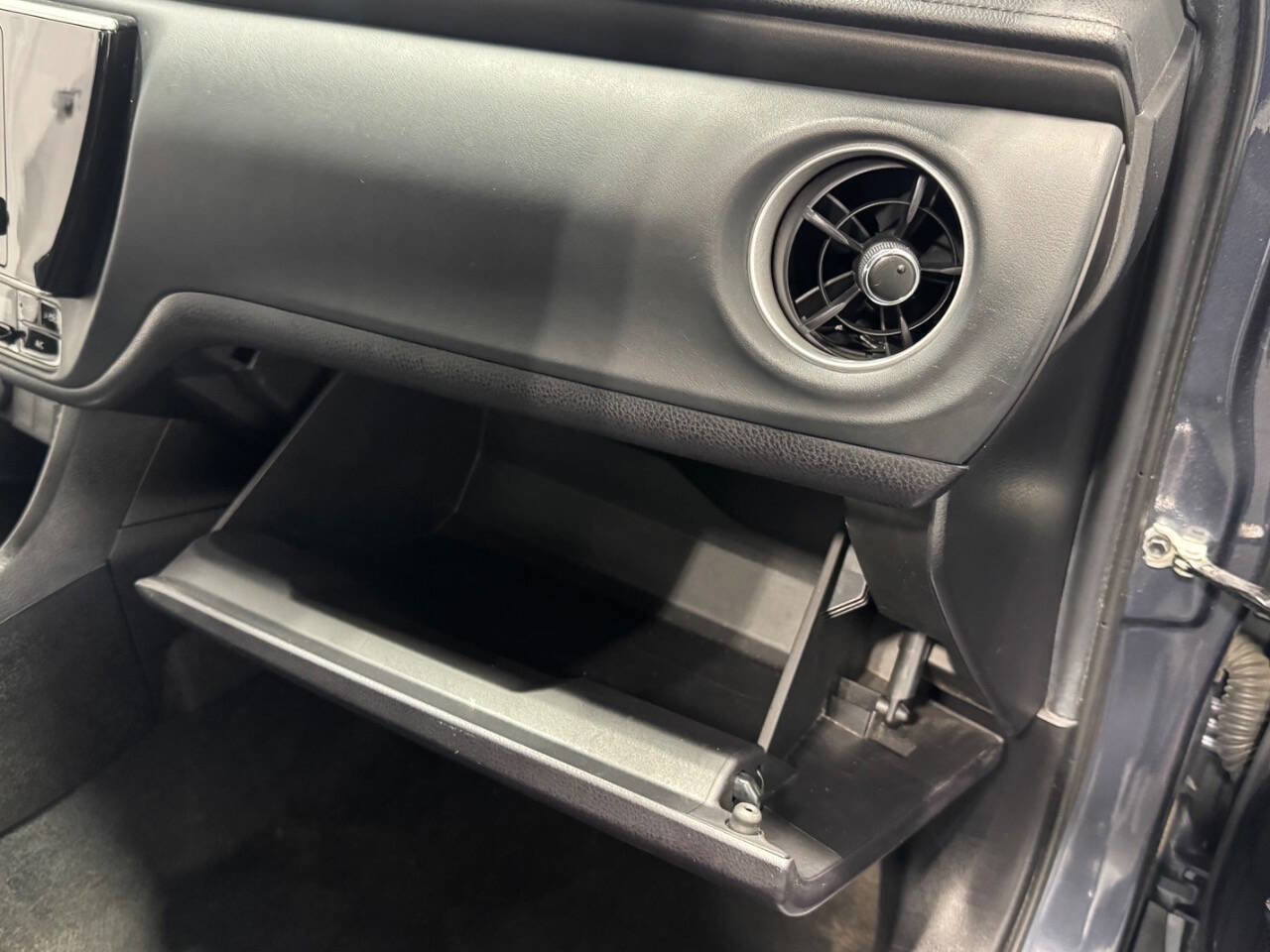 Used 2018 Toyota Corolla LE FWD image 15