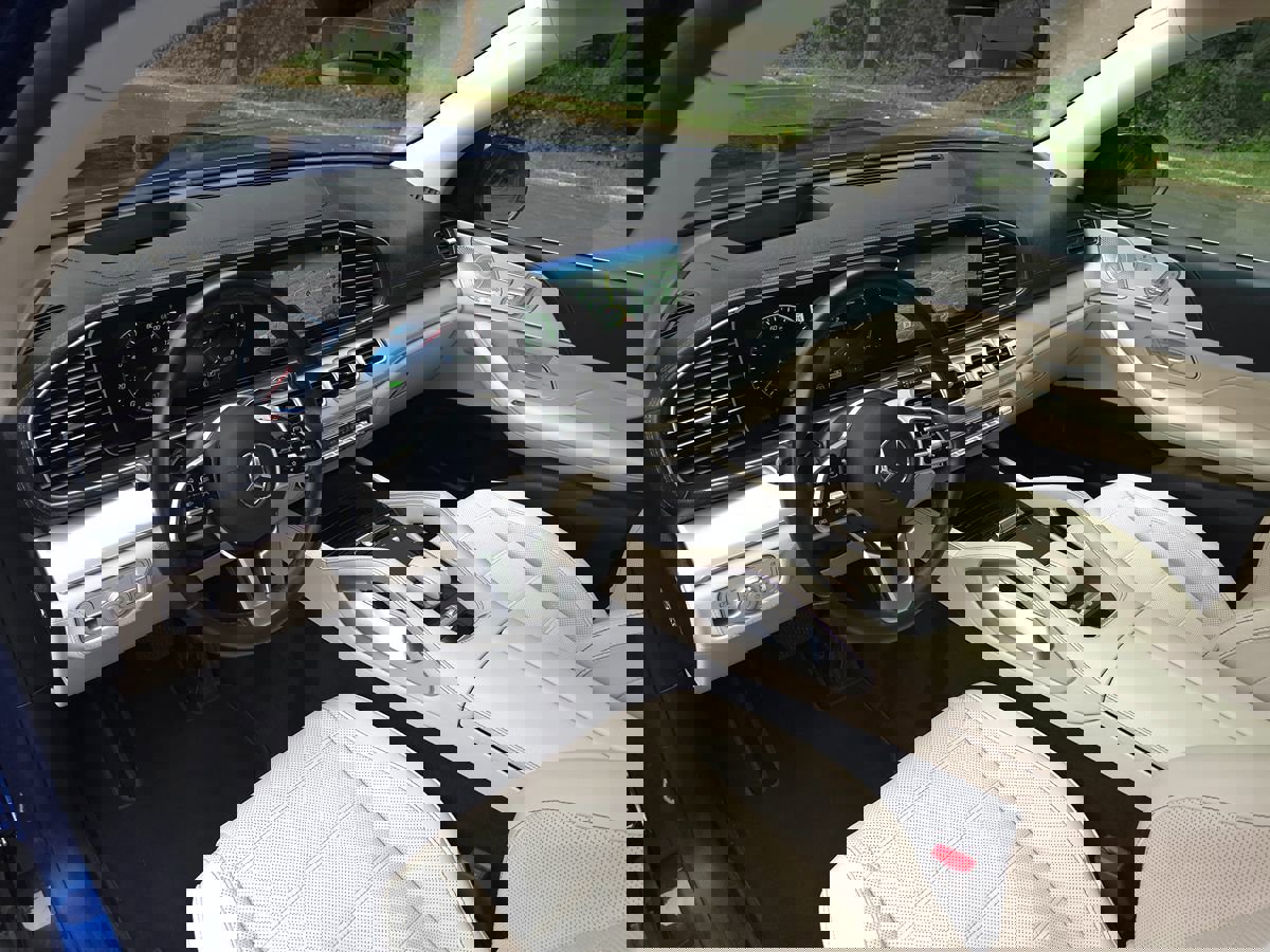 Used 2022 Mercedes-Benz GLS 450 4MATIC image 2