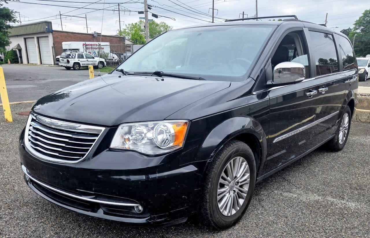 Used 2016 Chrysler Town & Country Touring-L FWD image 1