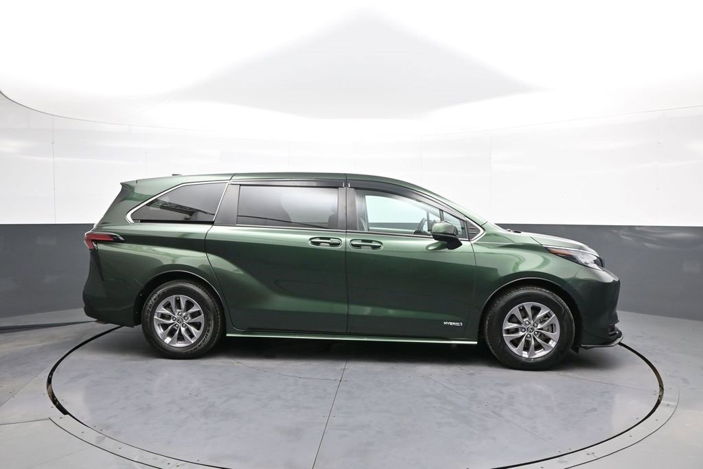 Certified 2021 Toyota Sienna LE image 5