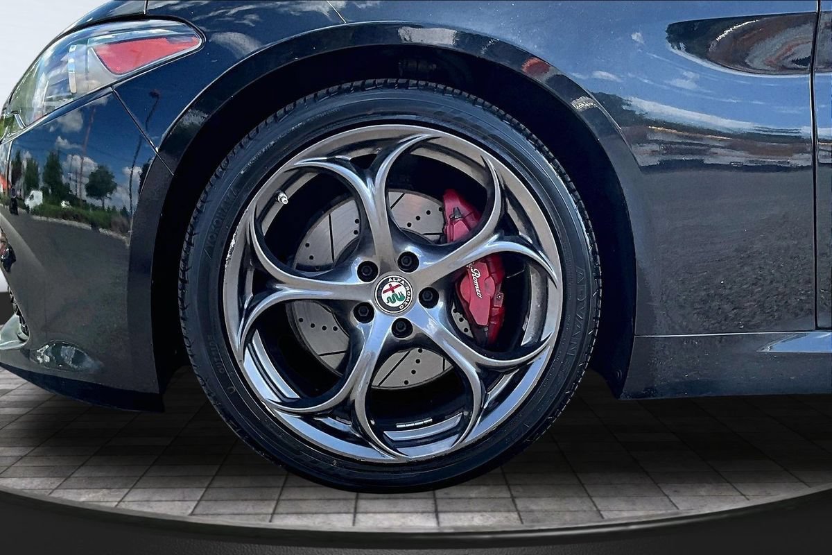 Used 2018 Alfa Romeo Giulia Ti Sport w/ Quick Order Package 22S Sport AWD/4WD image 38