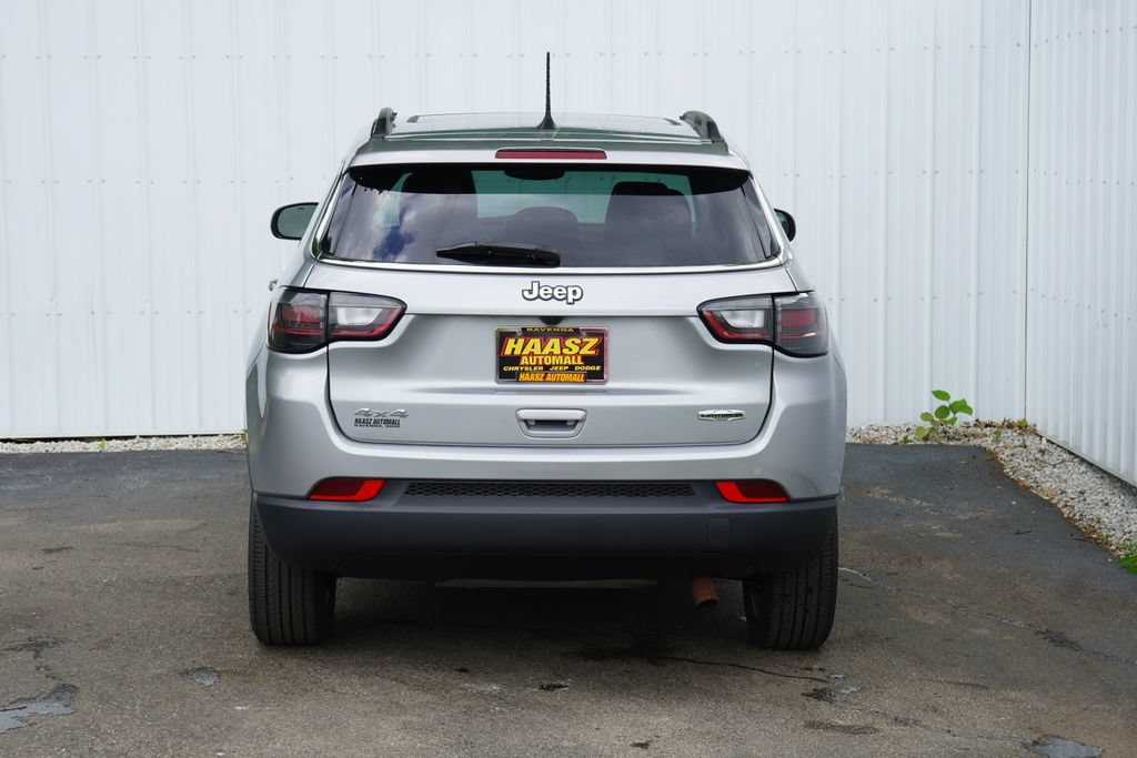 Used 2022 Jeep Compass Latitude w/ Sun and Sound Group AWD/4WD image 5