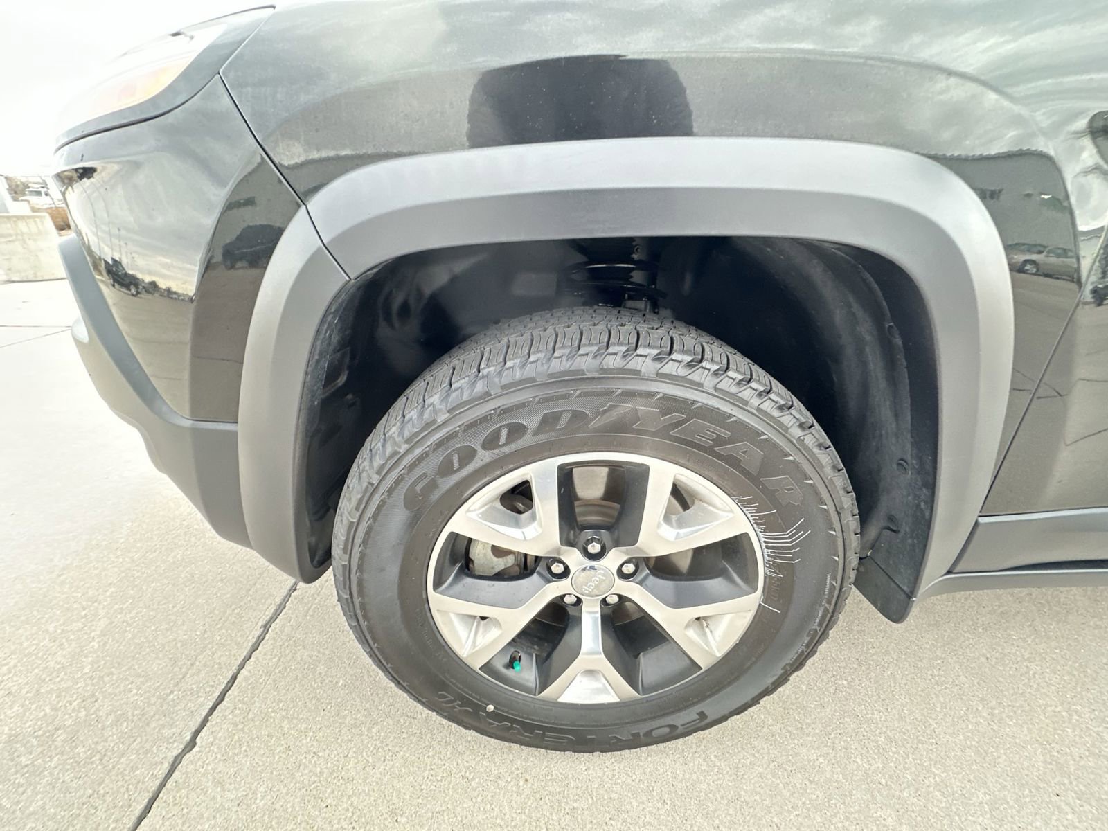 Used 2015 Jeep Cherokee Trailhawk w/ Comfort/Convenience Group AWD/4WD image 33