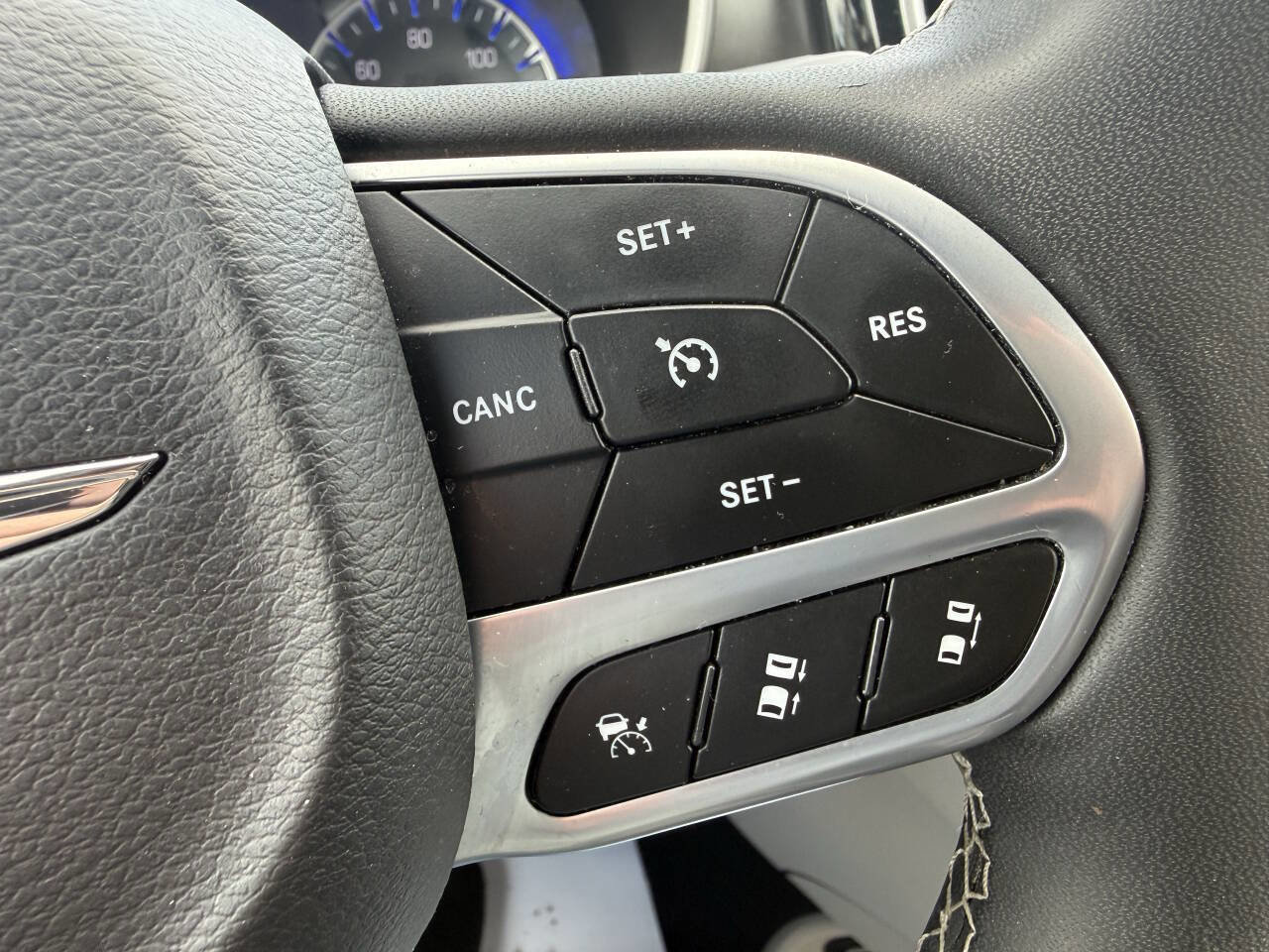 Used 2023 Chrysler Pacifica Touring-L image 17