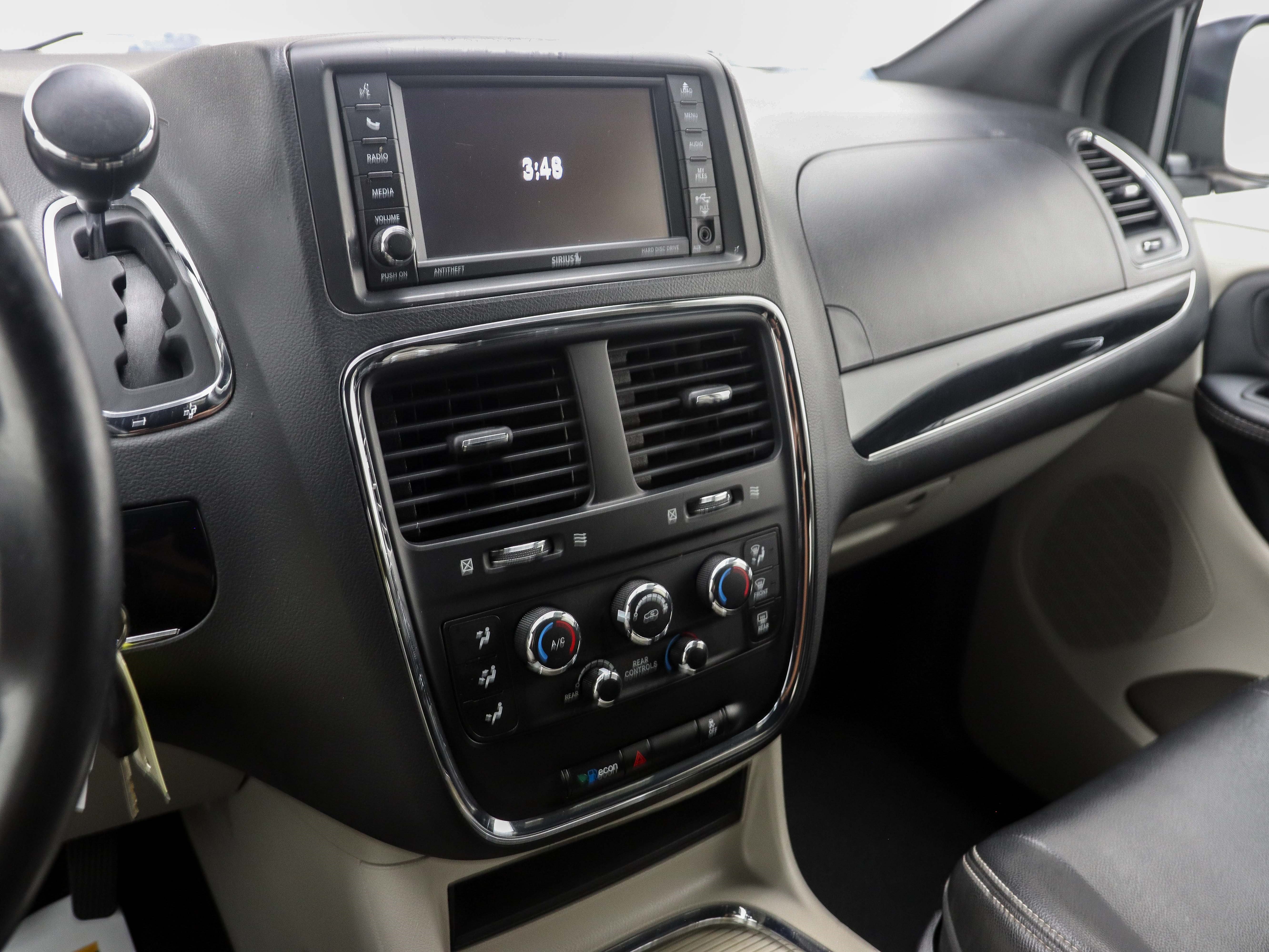 Used 2018 Dodge Grand Caravan SXT FWD image 22