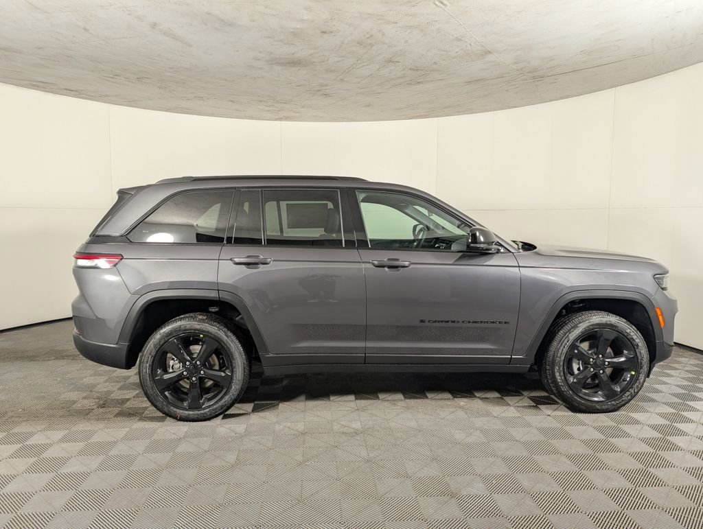 New 2025 Jeep Grand Cherokee Laredo image 6