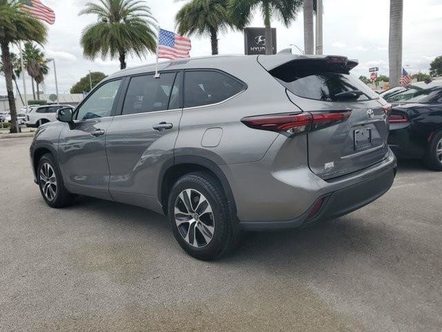 Used 2025 Toyota Highlander XLE FWD image 7