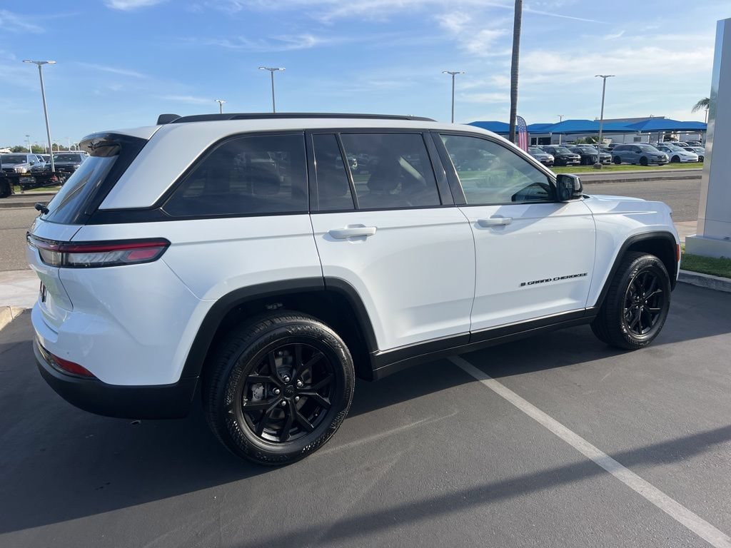 Used 2024 Jeep Grand Cherokee Altitude RWD image 15