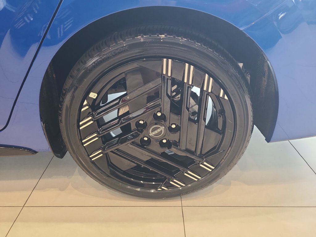 New 2027 Nissan Sentra SR w/ Floor Mat Package FWD image 3