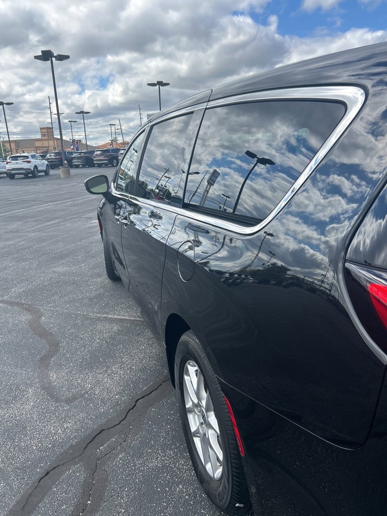 Used 2023 Chrysler Pacifica Touring-L FWD image 8