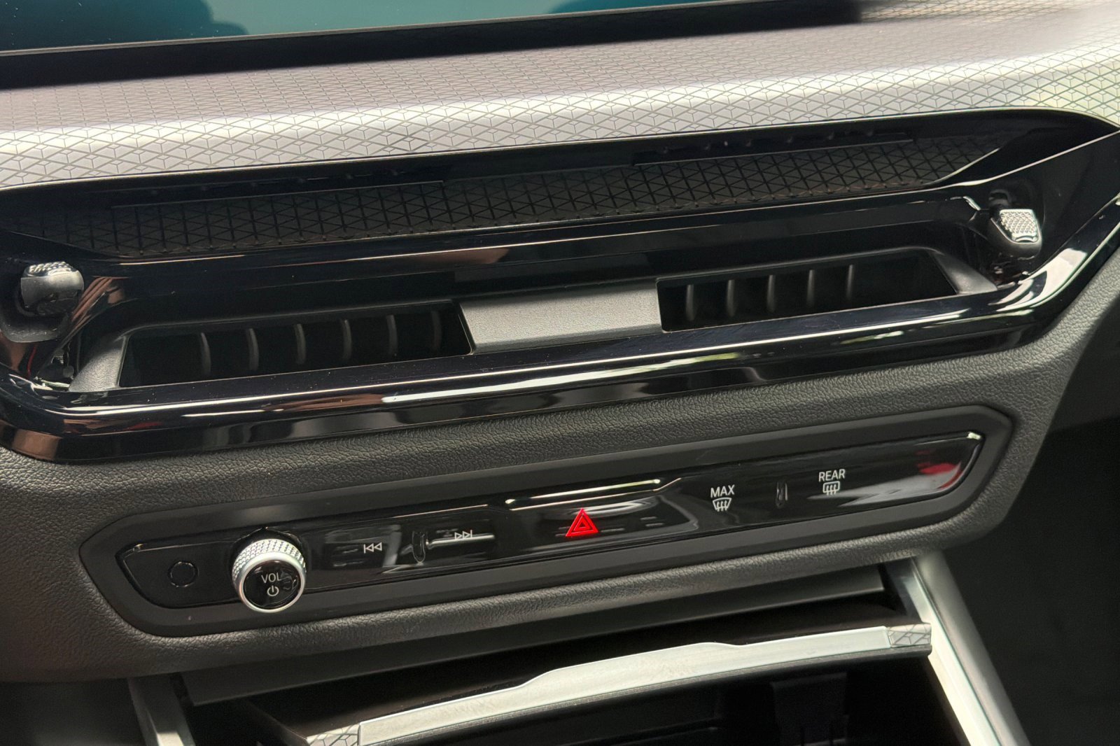 Used 2026 BMW 330i Sedan w/ M Sport Package image 26