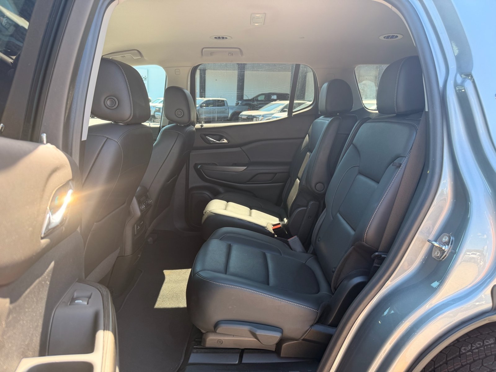Used 2023 GMC Acadia SLT FWD image 29