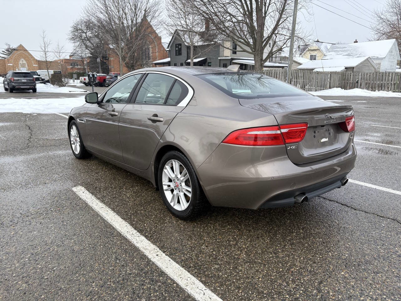 Used 2017 Jaguar XE Premium image 16
