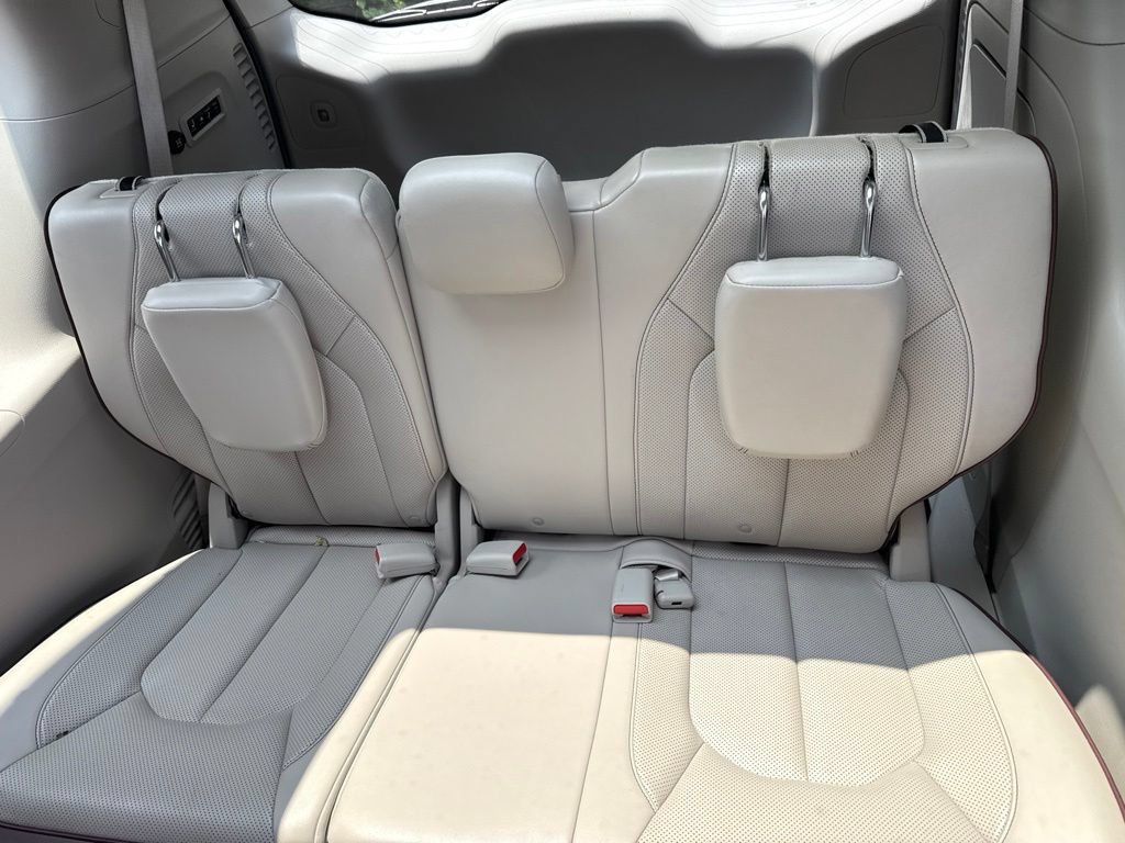 Used 2018 Chrysler Pacifica Limited w/ Advanced Safetytec Group FWD image 7