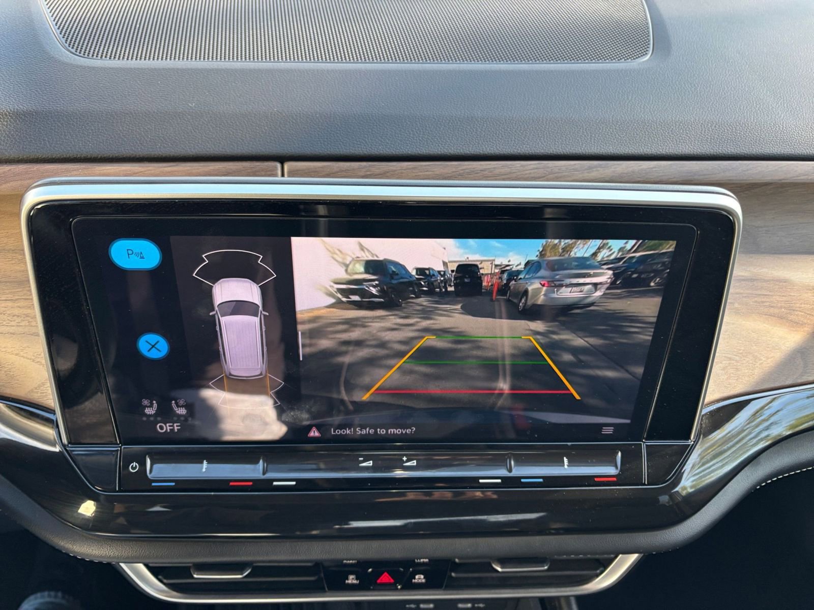 Used 2025 Volkswagen Atlas SE image 17