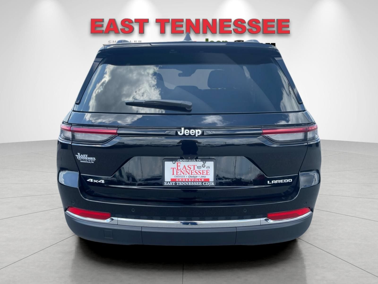 Used 2025 Jeep Grand Cherokee Laredo X w/ Luxury Tech Group I AWD/4WD image 4